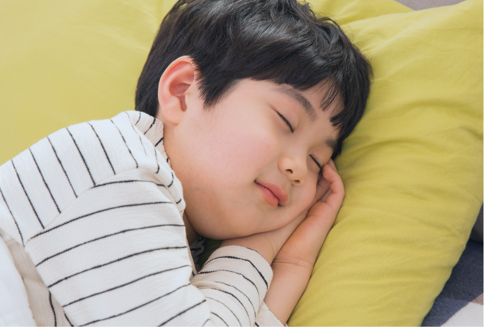 잠자는 남자 아이